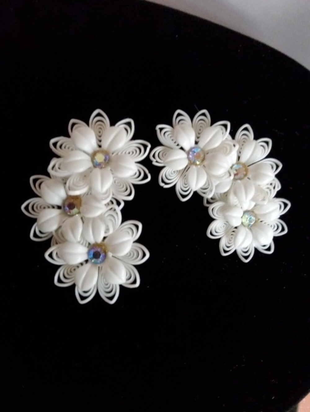 Vintage 1950s plastic Flower cluster clip-on earrings.